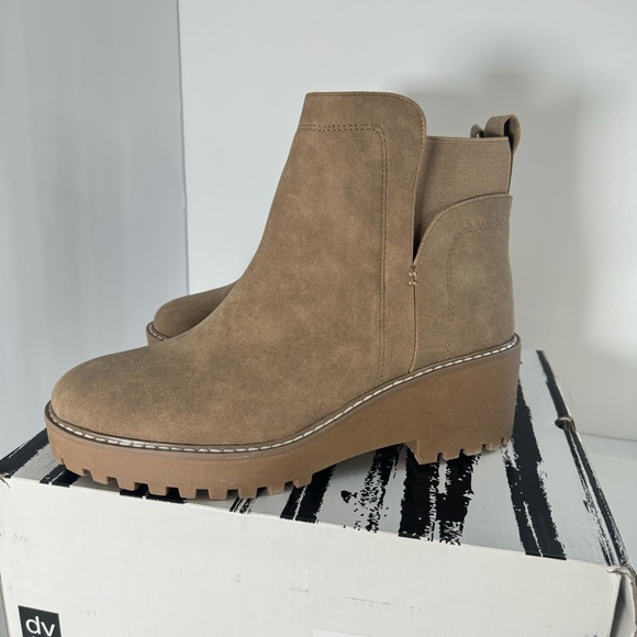 Chelsea boots Rancher by Dolce Vita size 9, *WILL NOT COME W/ BOX. 2 AVAILABLE - Picture 6 of 14